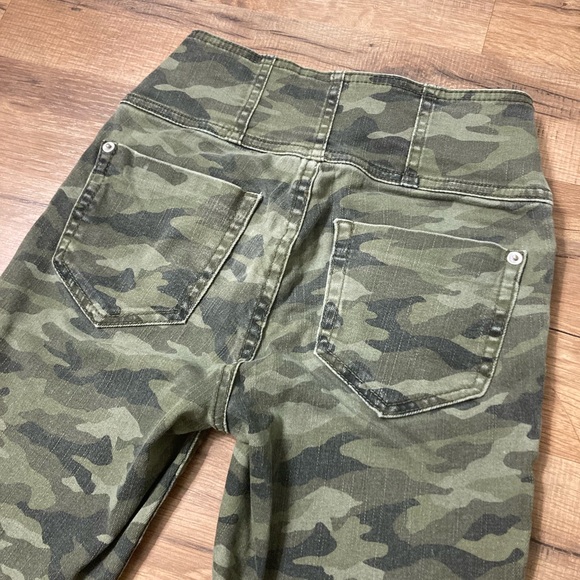 No Boundaries | Juniors High Rise Sculpting Skinny Camo Jeans - Picture 4 of 6